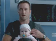 Während sie sich mit dem Mord an einem verdeckten Ermittler befassen, werden Steve (Alex O'Loughlin) und seine Kollegen plötzlich als Babysitter in Anspruch genommen ...