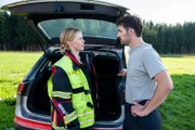 Tim (Ferdinand Seebacher, r.) und Marie (Christine Eixenberger, l.) stehen bezüglich ihrer romantischen Situation vor offenen Fragen.