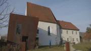 Das gotische Kirchlein St. Ägidius bildet einen starken, reizvollen Kontrast.
