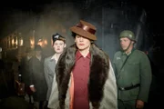 Spielszsene: 1938, Feldkirch. Am Grenzposten zur Schweiz wird Madeleine ‚Mad‘ Richou durchsucht und verhört.