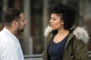 Aus Sorge um ihre Mutter ist Vivi (Jane Chirwa, r.) bereit, mit ihrem Bruder Matteo (Mike Adler, l.) bis aufs Blut zu streiten.