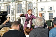 Vor dem Lüneburger Rathaus, verkauft Johanna (Brigitte Antonius, M.) ihre Bücher, dirkt aus Alfreds Kutsche heraus (mit Komparsen).