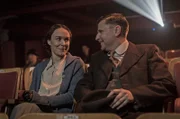 Elise Ottesen (Rebecka Hemse) und ihr Lebensgefährte Albert Jensen (Shanti Roney)