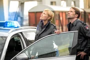 Melanie (Sanna Englund, l.) und Mattes (Matthias Schloo, r.) haben Roman gefunden. Doch kommen sie noch rechtzeitig?