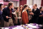 Stan (Brian Stepanek, r.) will Reese (Justin Berfield, 2.v.r.) davon überzeugen, für ihn zu arbeiten. Hal (Bryan Cranston, l.) und Malcolm (Frankie Muniz, 2.v.l.) hören aufmerksam zu.