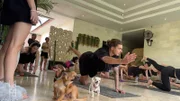 Tim genießt heute eine Yoga-Session mit süßen Hunden, die ihm wirklich viele Endorphine beschert.