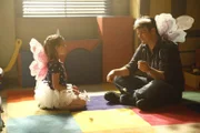 Castle (Nathan Fillion, r.) braucht die Hilfe von Grundschülern, nachdem ein Eisverkäufer erschossen wurde. Doch auch die kleine Emily (Rachel Eggleston, l.) kann ihm die gesuchten Informationen nicht liefern - der Fall wird immer komplizierter ...