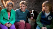 Fritz Fuchs (Guido Hammesfahr, M.) und Keks schauen mit Milly (Marie M. Ipoumb, l.) und Victor (Finn Fiebig, r.) nach dem neuen Maulwurf unter dem Bauwagen.