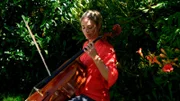 Britta (Jelena Mitschke) findet zu neuer Leichtigkeit zurück und sie schafft es zum ersten Mal ein richtiges Stück auf dem Cello zu spielen.