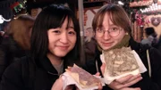 Nene (16, links) kommt aus Japan. Zu ihrem Jahr in Deutschland zählt auch die Crêpe auf dem Weihnachtsmarkt.