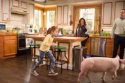 (v.li.): Julia Butters (Anna-Kat Otto), Katy Mixon (Katie Otto), Diedrich Bader (Greg Otto).