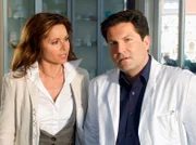 MDR Fernsehen FAMILIE DR. KLEIST III. STAFFEL FOLGE 39, "Zerreißprobe", am Sonntag (15.05.11) um 15:10 Uhr. Marlene (Christina Plate, l.) und Christian (Francis-Fulton Smith, r.) besprechen, wie sie mit dem plötzlichen Auftauchen von Claras leiblichen Vater umgehen sollen.