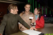 Lilly (Iris Mareike Steen) ist froh, dass Nihat (Timur Ülker, M.) in Julian (Onno Buß) einen Geschäftspartner gefunden hat.