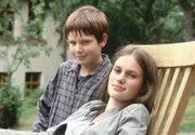 ARD/MDR FAMILIE DR. KLEIST (2), "Schweigepflicht", am Mittwoch um 10:45 Uhr im ERSTEN. Eisenach ist für die Geschwister Lisa (Marie Seiser, r.) und Peter (David Bode, l.) Kleist zum neuen Zuhause geworden.