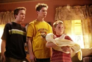 Malcolm (Frankie Muniz, l.), Reese (Justin Berfield, m.) und Dewey (Erik Per Sullivan, r.) kümmern sich liebevoll um das neue Baby.