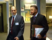 Der stellvertretende CSI-Direktor Ecklie (Marc Vann) tut alles, um seinen größten Konkurrenten Grissom (William Petersen) und dessen Team zu torpedieren.