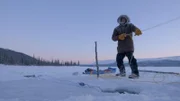 Johnny Rolfe setzt ein Fischernetz unter dem Eis aus. (National Geographic)