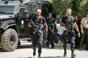 Daniel 'Hondo' Harrelson (Shemar Moore, l.), David 'Deacon' Kay (Jay Harrington, vorne, r.)