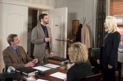 Amelie (Lara-Isabelle Rentinck, 2.v.r) ist irritiert, als Gunter (Hermann Toelcke, l.) in Anwesenheit einer Notarin (Maike Eschen, r.), David (Arne Rudolf, 2.v.l.) die Hotelanteile überschreibt.