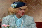 Er war einer der letzten großen Entertainer. In diesem Jahr würde Harald Juhnke seinen 95. Geburtstag feiern. Das rbb Fernsehen erinnert mit den 30 schönsten Sketchen an den beliebten Schauspieler und Komödianten. - Zwei Schachteln, Willkommen im Club, Folge 8, 1988.
