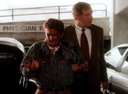 Dr. Morrissey (Wayne Rogers, l.), der Tierversuche durchführt, wird von Tierschützern mit Farbbeuteln beworfen._Titel: Diagnose: Mord
