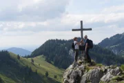Werner Schmidbauer und Sandra Maischberger auf dem Elbacher Kreuz (auch Türkenköpfl), 1512 m.