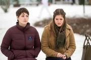 Alexa (Jamie Bick, r.) sucht bei ihrer Halbschwester Theresa (Katharina Nesytowa, l.) nach Antworten.