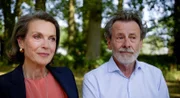 Victoria (Caroline Schreiber, l.) beschließt, das Anwesen selbst zu kaufen und dort einzuziehen. Gunter (Hermann Toelcke, r.) findet die Idee gut.