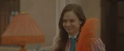 Theo (Eloise Little) ist zuversichtlich - die Feder der Maat weist ihr den Weg zur magischen Oase.