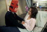 Der verletzte Hal (Bryan Cranston) leidet unter Wahnvorstellungen und denkt, er hat endlich Lois (Jane Kaczmarek) im Krankenhaus entdeckt.
