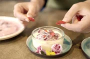 Gezuckerte Rosenblüten als florale Dessertdekoration