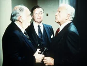 Leider wollen die anderen Herren Senatoren ihren Kollegen McCorkindale (Eddie Albert, r.) bei seinen Plänen nicht unterstützen.