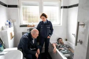 Traurige Gewissheit: Aus Angst, sein Bruder Carlos könnte sich selbst etwas antun, alarmiert Emilio Gonzales (Gabriel Munoz Munoz, l.) die Polizei. Als Streifenpolizistin Sibylle Beyer (Bärbel Stolz) mit Emilio die Wohnung betritt, finden sie den Bruder (Komparse, r.) tot auf und zunächst sieht alles nach einem Suizid aus. Hat er sich selbst das Leben genommen oder ist jemand für seinen Tod verantwortlich?