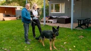 Hundecoach Andreas Ohligschläger (l) zusammen mit Halterin Yvonne und ihrem Schäferhund Gaucho.
