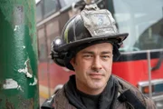 Zufrieden nach gelungenem Einsatz: Taylor Kinney als Kelly Severide