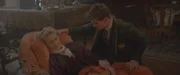 Granny (Estrid Barton) hat es im Kampf gegen die Ewige Flamme schwer erwischt und Henry (Frankie Minchella) ist besorgt.