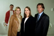 Der Leiter des Werkschutzes (Rainer Grenkowitz, r.) begleitet die beiden Gerichtsmedizinerinnen Dr. Sommer (Gesine Cukrowski, 2.v.l.) und Dr. Leilah Berg (Julia Jäger, 2.v.r.) zum Fundort des toten Geldboten auf der Herrentoilette.