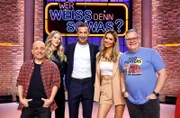 ARD WER WEISS DENN SOWAS? FOLGE 1274, "Ambre Vallet und Jenice", am Donnerstag um 18:00 Uhr im ERSTEN. Moderator Kai Pflaume (M.) und seine Rateteam-Kapitäne Bernhard Hoëcker (l.) und Elton (r.) begrüßen in dieser Sendung die Internetpersönlichkeit und Singer-Songwriterin Ambre Vallet (2.v.l.) und die Sängerin und Gitarristin Jenice (2.v.r.). Dieses Motiv ist auf Anfrage auch im Hochformat verfügbar.