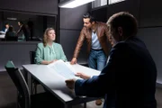 Die Ehefrau des Opfers, Dr. Almuth Fehrenbacher (Ines Honsel, l.), wird von den Kommissaren Kaya (Baran Hêvî, M.) und Hansen (Igor Jefti?, r.) zu gefälschten IQ-Tests befragt.