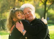 Auch Martha (Erna Wassmer, r.) hat Iris (Jana Kilka) ins Herz geschlossen.