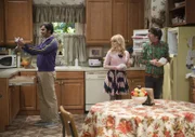 "The Big Bang Theory", "Das große Reste-Essen." Das Magazin 'Scientific American' veröffentlicht einen Artikel zu einer gemeinsam von Sheldon und Leonard aufgestellten Theorie. Im Gegensatz zu Sheldon wird Leonard darin aber nicht namentlich erwähnt, was ihn sehr kränkt. Indes tauen durch einen Stromausfall im Haus von Mrs. Wolowitz die letzten von ihr zubereiteten Mahlzeiten, die sich im Gefrierfach befinden, auf. In Panik möchte Howard am liebsten alles allein aufessen, gibt dann aber seiner Mutter zu Ehren ein großes Abschiedsdinner.Im Bild (v.li.): Kunal Nayyar (Rajesh Koothrappali), Melissa Rauch (Bernadette Rostenkowski-Wolowitz), Simon Helberg (Howard Wolowitz).