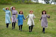 Die Geschwister Marilla und Matthew Cuthbert entscheiden sich dafür, einen Waisenjungen zu adoptieren, der ihnen bei der Arbeit auf ihrer Farm "Green Gables" helfen soll. Doch als Matthew mit seiner Kutsche am Bahnhof vorfährt, um den Jungen abzuholen, wartet dort Anne Shirley auf ihn. Während der Kutschfahrt redet sich das fantasievolle rothaarige Mädchen sofort in Matthews Herz. Weiteres Bildmaterial finden Sie unter www.br-foto.de