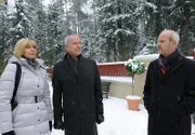 ARD STURM DER LIEBE FOLGE 1236, am Montag um 15:10 Uhr im ERSTEN. Götz (Andreas Borcherding, r.) provoziert Charlotte (Mona Seefried, l.) und Werner (Dirk Galuba, M.), die gerade auf dem Weg zur Pharmafirma sind.