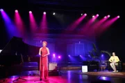 Austrofreds Barcelona - Der Nino aus Wien und Ildikó Raimondi - Die neue Late-Night-Show aus dem ORF RadioKulturhaus! Er ist ein Gastgeber der besonderen Art und dementsprechend viele Überraschung bietet auch seine neue Show: Austrofred begrüßt zwei illustre Gäste aus verschiedenen musikalischen Welten, die auf den ersten Blick nicht wirklich viel gemeinsam haben. Aber jeder Abend ist zum Start noch jung! Daher darf man besonders gespannt sein, wie der einzigartige Liedermacher und Musiker Nino Mandl alias Der Nino aus Wien und die gefeierte Opernsängerin Ildikó Raimondi zueinander finden. - Im Bild: Ildikó Raimondi, Austrofred.
