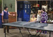Ein ganz besonderes Tischtennis-Turnier richten Bernadette (Melissa Rauch, 2.v.r.), Howard (Simon Helberg, r.), Amy, Penny (Kaley Cuoco, 2.v.l.) und Raj (Kunal Nayyar, l.) aus ...