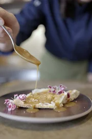 Frisches Salzkaramell an Baguette