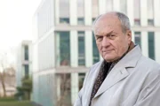 Valentin Zimmermann (Dietrich Mattausch), der kurz vor seiner Herztransplantation aus dem OP geflüchtet ist.