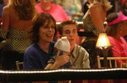 Malcolm (Frankie Muniz, r.), der seiner Mutter (Jane Kaczmarek, l.) gebeichtet hat, sie wäre ihm oft etwas peinlich, versucht dies wieder gutzumachen ...