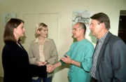 Die attraktive Gerichtsmedizinerin Dr. Leilah Berg (Julia Jäger, l.) soll Dr. Judith Sommer (Gesine Cukrowski, 2.v.l.) während ihres Mutterschutzes vertreten. Dr. Robert Kolmaar (Ulrich Mühe, 2.v.r.) ist äußerst angetan von der neuen Kollegin.