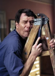 Hal (Bryan Cranston) kann keine Leiter bis zur letzten Sprosse erklimmen, er hat nämlich wahnsinnige Höhenangst.